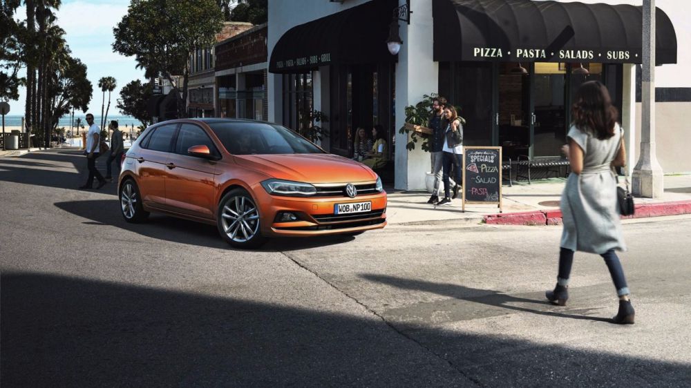 Volkswagen Polo přední pohled na vůz v oranžové barvě