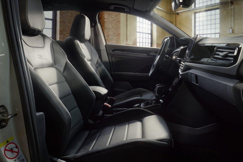 Volkswagen T-Roc - interiér předních sedadel 
