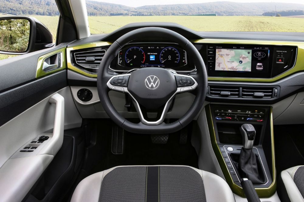 Volkswagen Taigo interiér a palubní deska se zelenými prvky