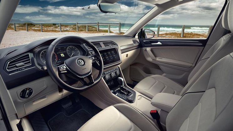Volkswagen Tiguan Allspace palubní deska a pohled na přední sedačky