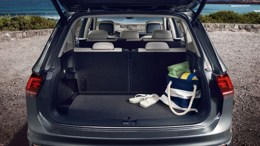 Volkswagen Tiguan Allspace zavazadlový prostor a složená zadní sedačka