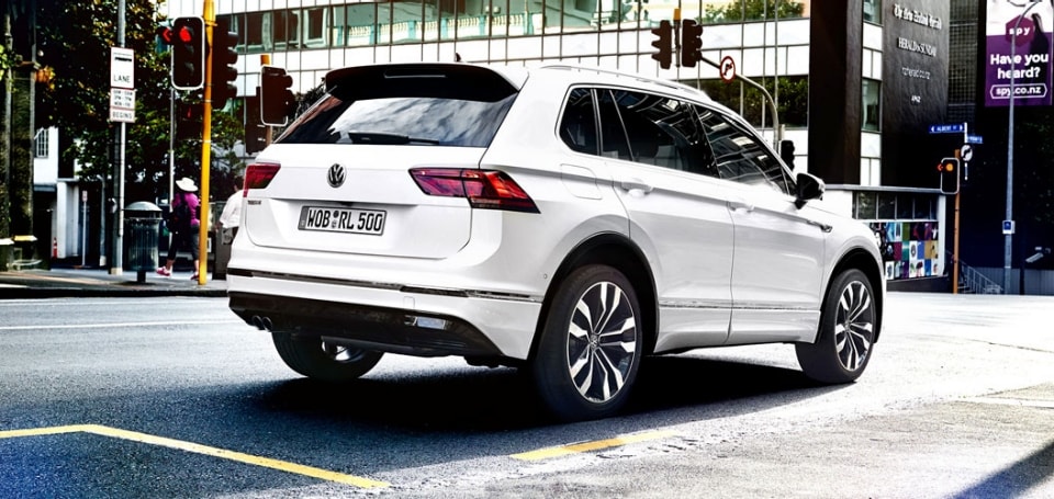 Volkswagen Tiguan zadní pohled na vůz stojící na ulici