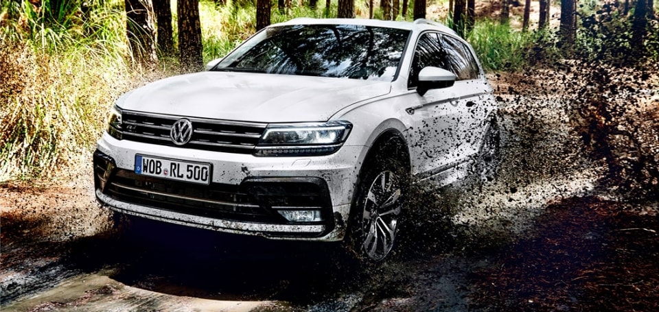 Volkswagen Tiguan - přední pohled na projíždějící vůz terénem