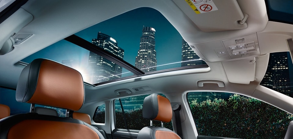 Volkswagen Tiguan vnitřní pohled na panoramatické střešní okno