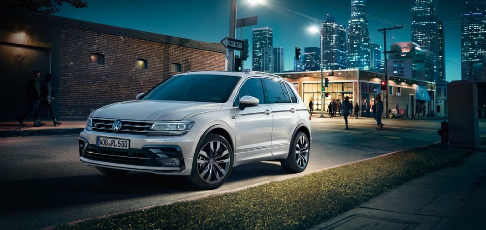 Volkswagen Tiguan přední pohled na stojící vůz na ulici