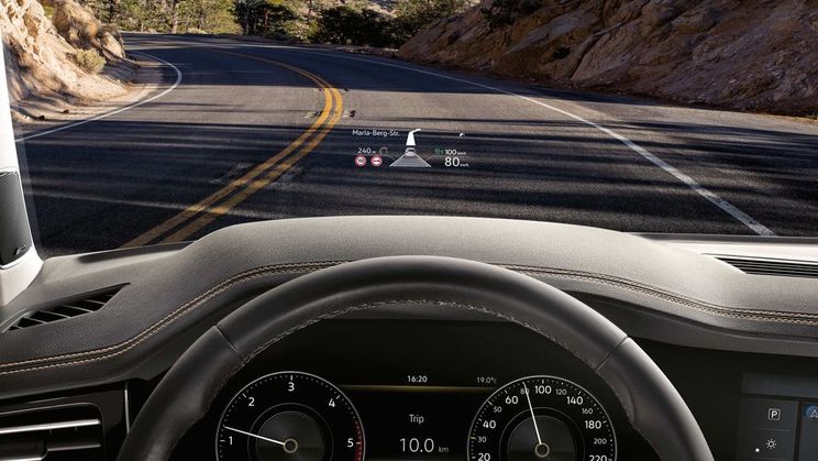 Volkswagen Touareg - detail multifunkčního volantu, kokpitu a Head up Display