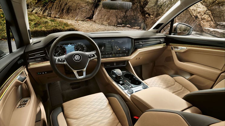 Volkswagen Touareg - pohled na multifunkční volant a palubní desku