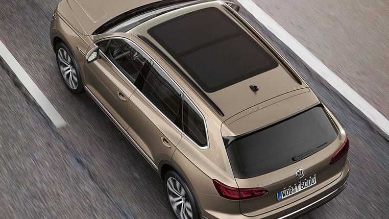 Volkswagen Touareg - horní pohled na vůz včetně panoramatického střešního okna