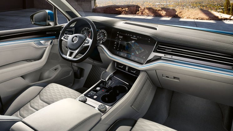 Volkswagen Touareg - pohled na multifunkční volant a palubní desku
