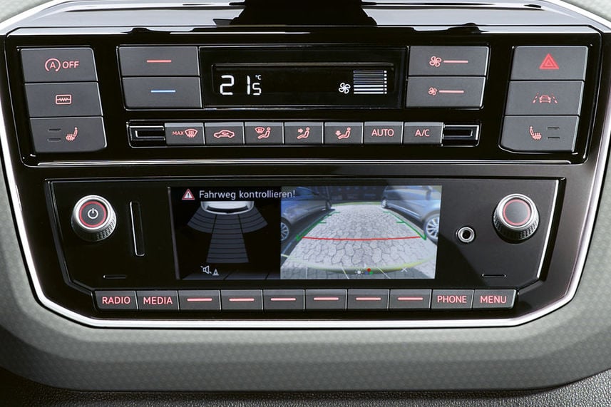 >
    Volkswagen up! radio s detailem na
    zapnutou parkovací kameru ve voze
