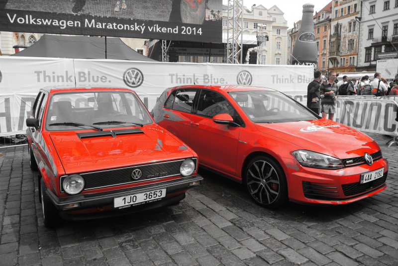 Volkswagen Maraton 2014 stánek VW a dva vozy Golf