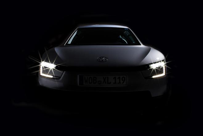 Volkswagen XL1 detail rozsvícených předních světlometů
